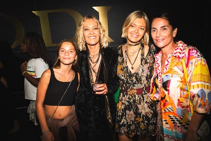 Sol y su hija Zuzu posan sonrientes con la diseñadora María Conorti y su hija, Cala.