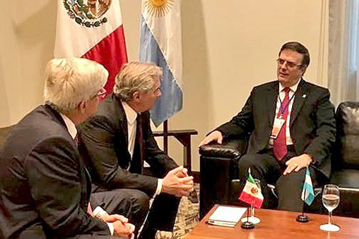 Solá, anteayer, con su par mexicano en Uruguay