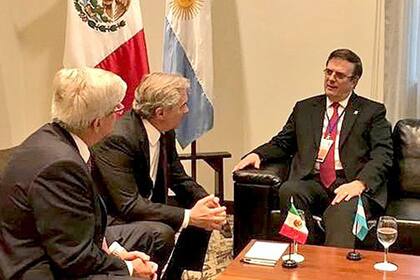 Solá, anteayer, con su par mexicano en Uruguay