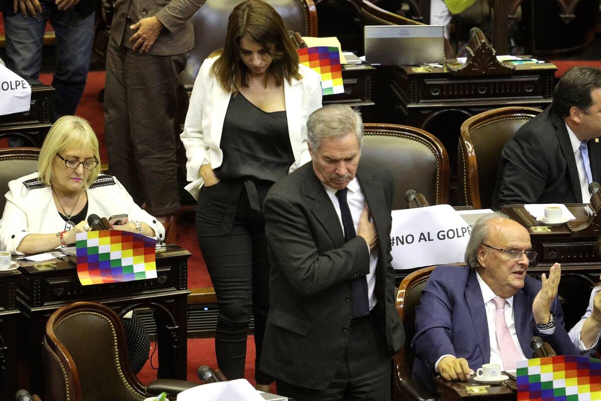 Solá dijo que Morales firmó la renuncia "como si hubiera tenido un revólver en la cabeza"