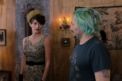 Mónica Antonópulos recibe indicaciones del director