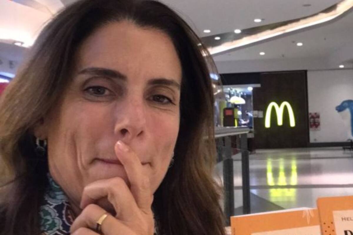 "Sola en el pasillo con mis libros", el momento de reflexión de Helena Estrada (Foto: Linkedin Helena Estrada)