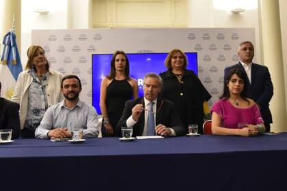 Solá junto a Donda y Grosso y el resto de los diputados que conforman el nuevo espacio en la Cámara baja