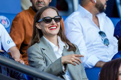 Sola pero sonriente, Natalie Portman fue vista en el último partido de la liga francesa disputado entre el Paris Saint-Germain y el  Clermont Foot 63 en el estadio Parc des Princes en París