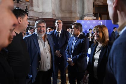 Sola y Jerónimo junto a senadores del oficialismo y la oposición