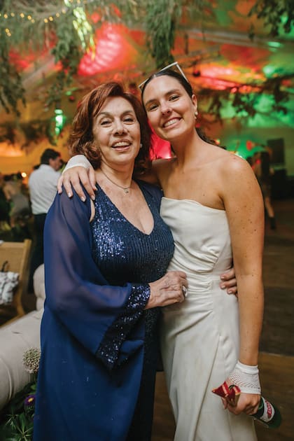 Solana, con su abuela, la querida Nora
Cárpena. La actriz asistió a la fiesta junto con su hermana Claudia y se ubicó cerca de la pista. “Estaba feliz. Fue una de las últimas en irse”, contó Solana