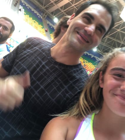 Solana Sierra y una selfie "robada" a Roger Federer, cuando el suizo estuvo en Buenos Aires para jugar una exhibición, en noviembre de 2019 en el Parque Roca