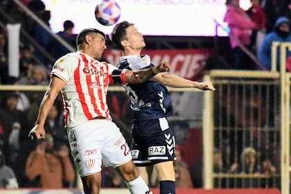 Solano, autor del 2-0 de Unión, y una de sus especialidades, el juego aéreo
