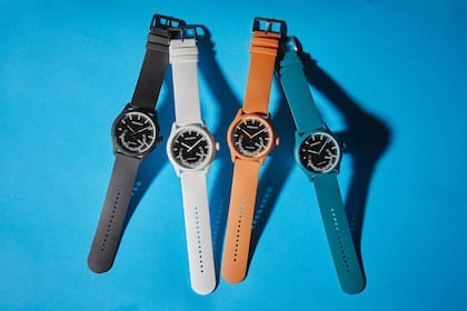 SolarCharger es un reloj conectado de la firma suiza Sequent: todo el dial tiene una celda que captura la luz solar para alimentar el chip que controla los sensores de movimiento, ritmo cardíaco, aceletrómetro y Bluetooth