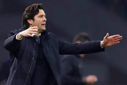 Solari da indicaciones durante la victoria 2-1 ante Ajax
