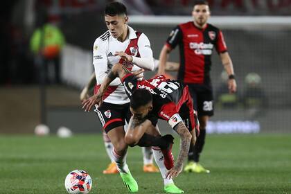 Solari no puede avanzar por el sector derecho del ataque de River