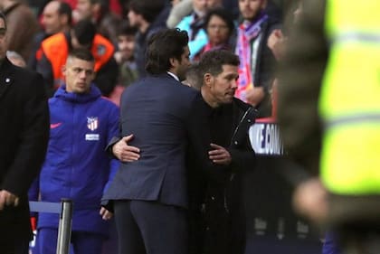 Solari, Simeone y muchos puntos de contacto: compartieron algunos partidos en la selección argentina, se enfrentaron por Champions en duelos Real Madrid vs. Lazio, el "Cholo" lo dirigió en San Lorenzo y en los tres cruces que vivieron como entrenadores del Real y el Atlético... Simeone nunca pudo vencer
