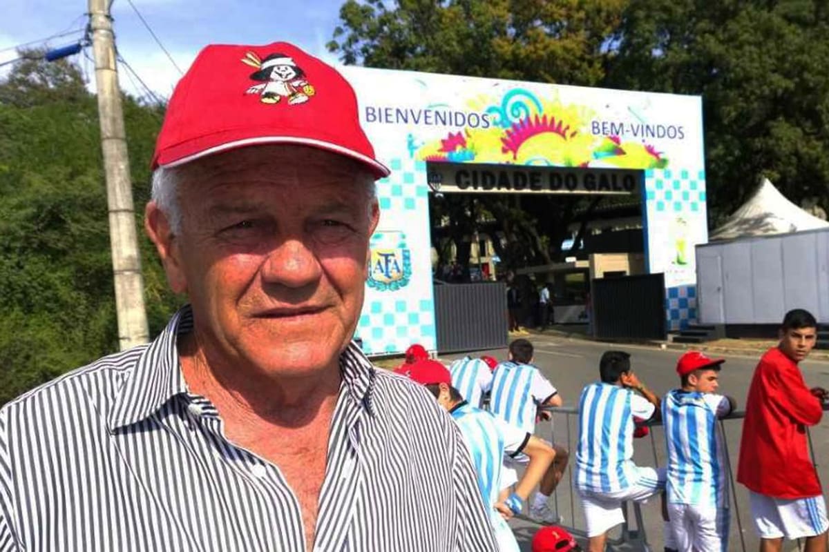 Solari y chicos de Renato Cesarini en el ingreso a la concentración argentina en Cidade do Galo, de Belo Horizonte, durante el Mundial Brasil 2014.