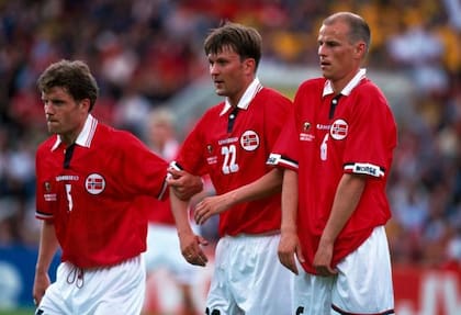 Solbakken (izq.) hizo parte de la Noruega de Francia de 1998, que logró vencer a Brasil 2-1