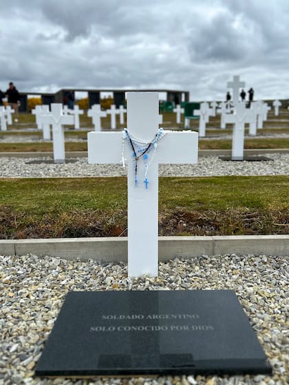 "Soldado argentino solo conocido por Dios’: esta placa identifica las tumbas de los combatientes caídos en Malvinas cuyos nombres aún permanecen desconocidos