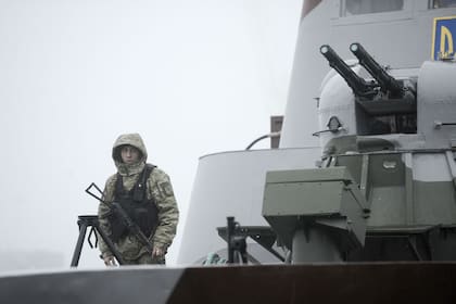 Soldado ucraniano apostado en el puerto de Mariupol