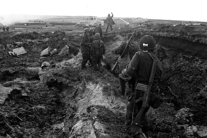 Soldados argentinos en las trincheras durante la guerra de Malvinas
