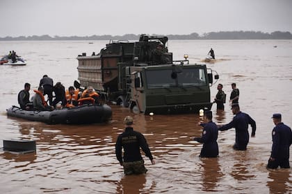 Soldados brasileños y policías federales evacuan a residentes de una zona inundada por fuertes lluvias en Porto Alegre, Rio Grande do Sul (AP/Carlos Macedo)