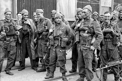Soldados británicos, después de la intrépida misión