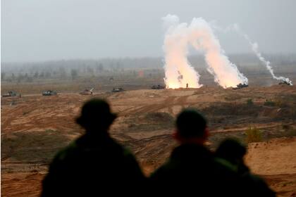 Soldados canadienses observan las operaciones
