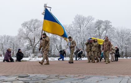 Soldados cargan el ataúd del actor de teatro Petro Velykiy, de 48 años, que murió en una batalla contra los soldados rusos en la región de Kursk, Rusia, durante una ceremonia en Chernyhiv, Ucrania, el miércoles 27 de noviembre de 2024. (AP Foto/Dan Bashakov)