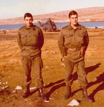 Soldados Clase 1963 Alejandro Meringer y Carlos Marcelo Morganti (derecha) durante la guerra de Malvinas. (Fotografía de VGM Alejandro Meringer).