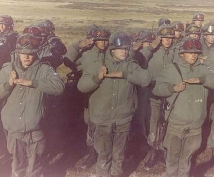 Soldados clase 1963, jurando la bandera en las Islas Malvinas el día sábado 24 de abril de 1982. En la foto, Ventura está en primera fila, el último a la derecha
