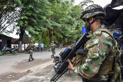 Soldados colombianos patrullan la zona fronteriza con Venezuela