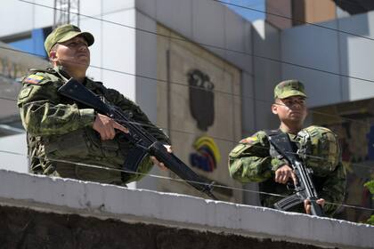 Soldados custodian la sede del Consejo Nacional Electoral en Quito (Photo by Rodrigo BUENDIA / AFP)