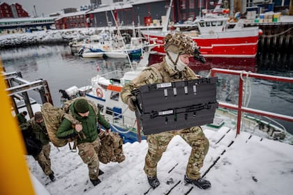 Soldados daneses desembarcan el 18 de enero de 2026 en el puerto de Nuuk, Groenlandia.
