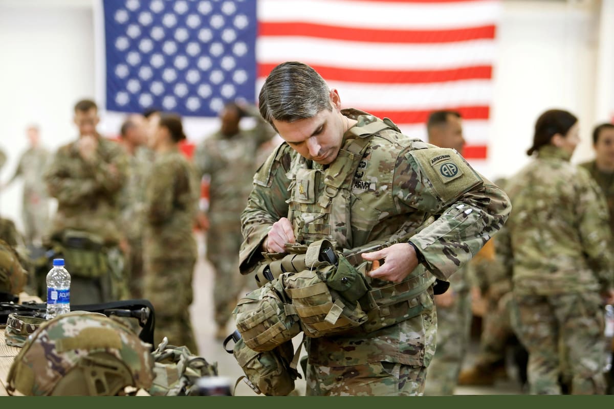 Soldados de infantería aérea de la base de Fort Bragg, Carolina del Norte, partieron ayer a Medio Oriente