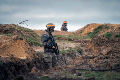 Soldados de infantería ucranianos entrenan con soldados franceses para aprender técnicas de combate en Francia, el 7 de noviembre de 2023.
