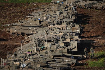 Soldados de Israel trabajan en tanques en una próxima a la frontera con Líbano, en el norte de Israel
(AP Foto/Ariel Schalit)