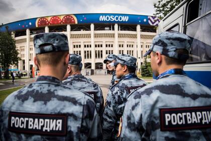 Soldados de la Guardia Nacional rusa en los alrededores del Estadio Olímpico Luzhnikí en Moscú