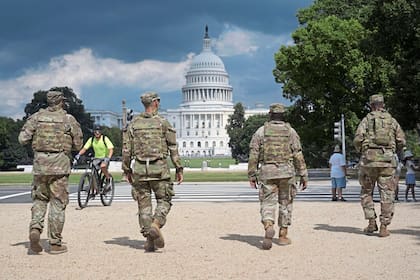 Soldados de la Guardia Nacional vigilan la zona del National Mall, frente al Capitolio, en Washington.