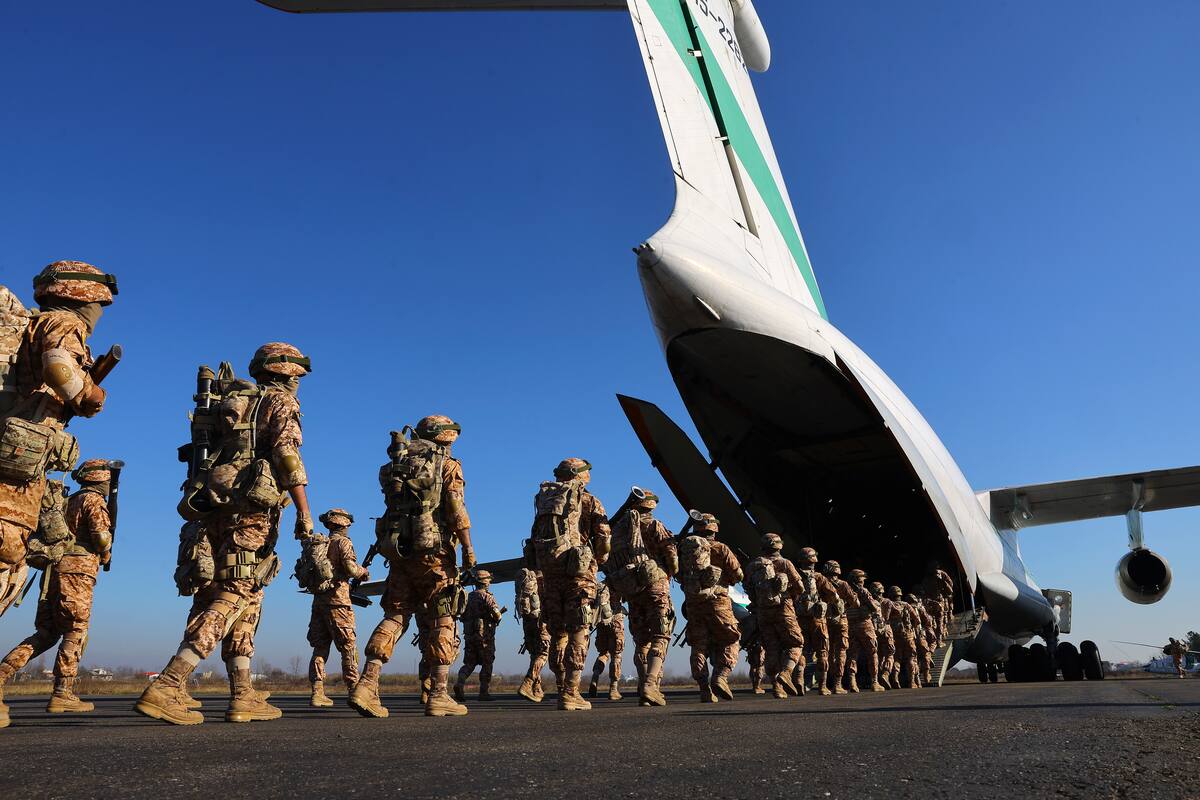 Soldados de la Guardia Revolucionaria de Irán abordan un avión durante un ejercicio militar en el aeropuerto Rasht, en el norte de Irán, en una foto difundida en 2025. (Hossein Zohrevand/Tasnim News Agency via AP)