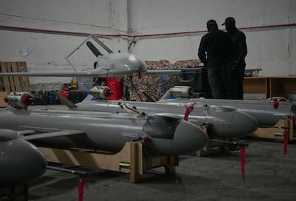 Soldados de la inteligencia de defensa ucraniana preparan drones contra Rusia en un lugar no revelado de Ucrania