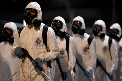 Soldados de la IV Región Militar de las Fuerzas Armadas de Brasil participan en la limpieza y desinfección del área externa del Mercado Municipal en Belo Horizonte, estado de Minas Gerais, Brasil, el 18 de agosto de 2020, en medio de la pandemia del coronavirus