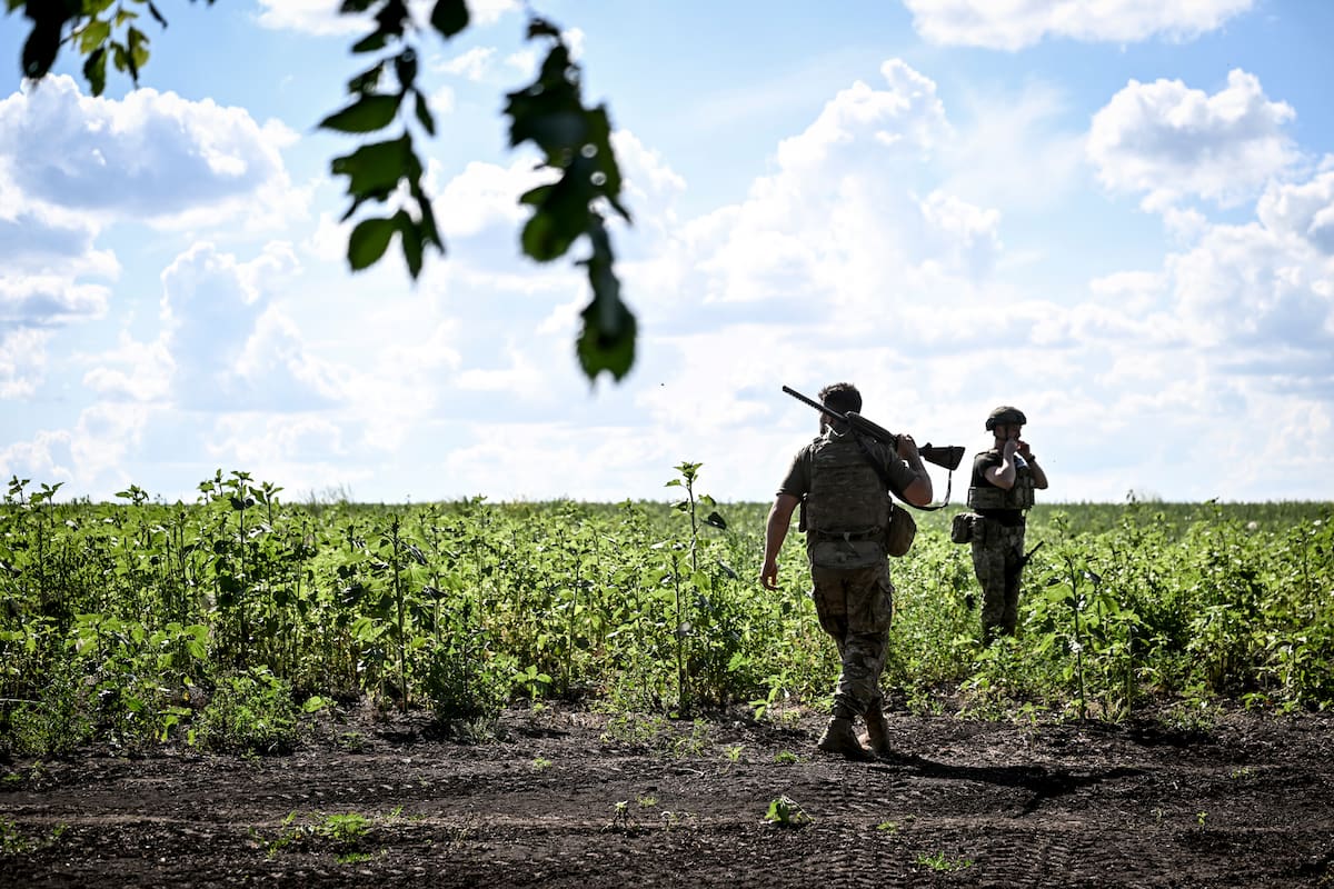 Soldados de la las Fuerzas Armadas de Ucrania en un campo durante una reciente misión