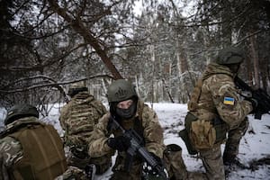 Soldados de la Legión de la Rusia Libre entrenándose en la región de Kiev, Ucrania, el 7 de febrero de 2023.