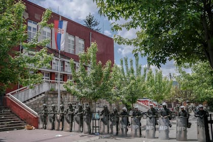 Soldados de la OTAN y la policía militar internacional aseguran la zona cerca de Zvecan, en el norte de Kosovo, el 30 de mayo de 2023, un día después de los enfrentamientos con manifestantes serbios que exigían la destitución de los alcaldes albaneses recientemente elegidos.