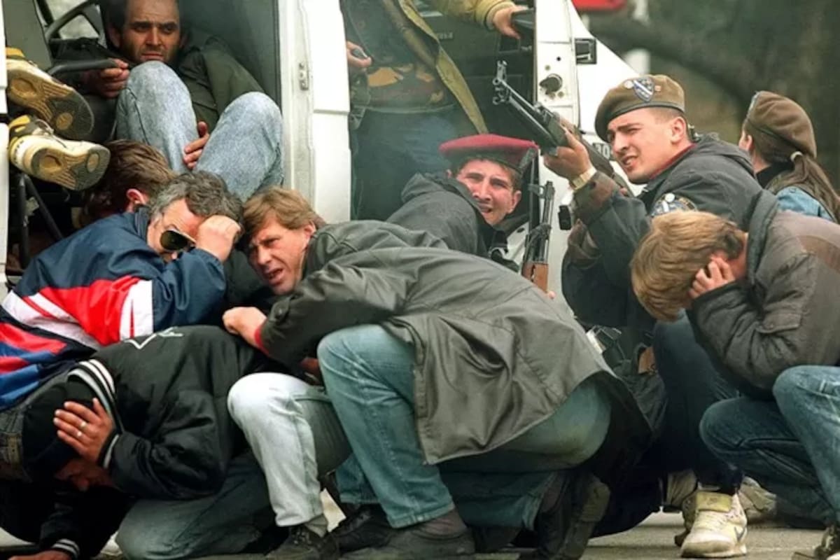 Soldados de las fuerzas especiales bosnias y civiles son atacados por francotiradores serbios, en Sarajevo, el 6 de abril de 1992.
