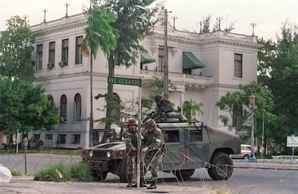 Soldados de los Estados Unidos ponen alambras en el centro de la ciudad de Panamá
