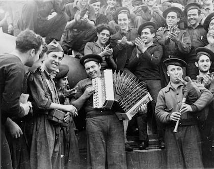 Soldados de marina tocan un instrumento musical a bordo del buque de guerra Jaime I.