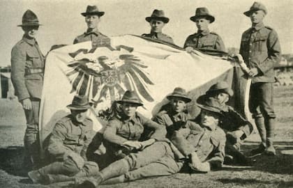 Soldados de Nueva Zelanda tras capturar la Samoa Alemana