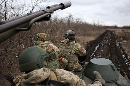 Soldados de una brigada antiaérea del Ejército ucraniano se desplazan en la zona de Bakhmut, en la región de Donetsk, el 20 de febrero de 2024