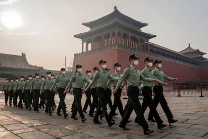 Soldados del Ejército Popular de Liberación (EPL) marchan junto a la entrada de la Ciudad Prohibida durante la ceremonia de apertura de la Conferencia Consultiva Política del Pueblo Chino (CPPCC) en Beijing