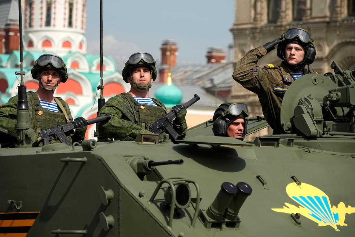 Soldados del ejército ruso se paran en un vehículo militar rodando durante un ensayo general para el desfile militar del Día de la Victoria en Moscú, Rusia, el 7 de mayo de 2022. (AP Photo/Alexander Zemlianichenko)