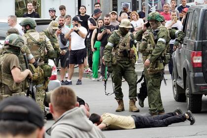 Soldados del grupo Wagner detienen a una persona en Rostov del Don (Photo by STRINGER / AFP)