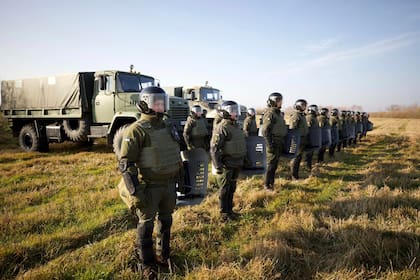 Soldados del Servicio Estatal de Guardia de Fronteras de Ucrania se alinean en la frontera con Bielorrusia; Ucrania ha enviado 8500 soldados para hacer frente a la crisis migratoria, ya que miles de migrantes que llegaron a Bielorrusia desde Oriente Medio y África intentan entrar en la Unión Europea a través de Polonia